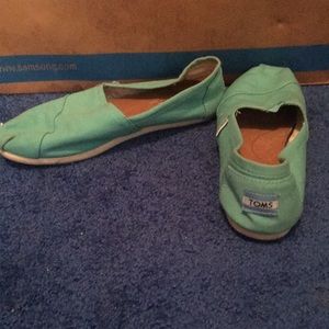 Toms classics aqua size 7